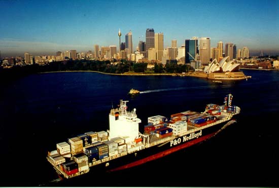 ms. P&O Nedlloyd Sydney in Sydney on her maiden trip.