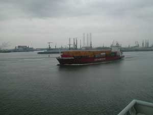 Containerships VI voor de Botlek (boei).